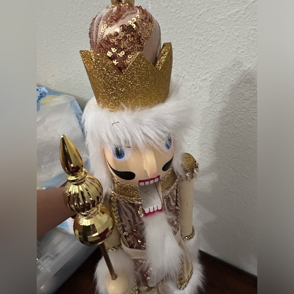 NWT 24” Neiman Marcus Golden Christmas Nutcracker - Picture 4 of 4